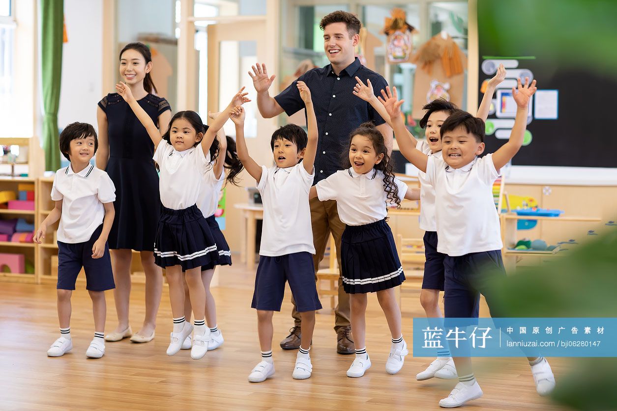 幼儿园老师和孩子一起玩耍
