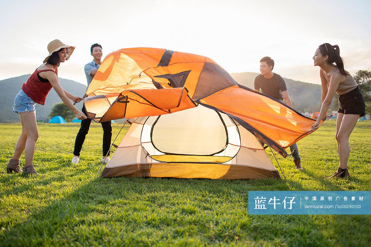 快乐的年轻朋友在户外露营