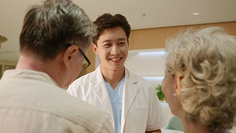 Chinese doctor talking to senior couple in hospital,4K