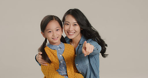 Happy Chinese mother and daughter,4K