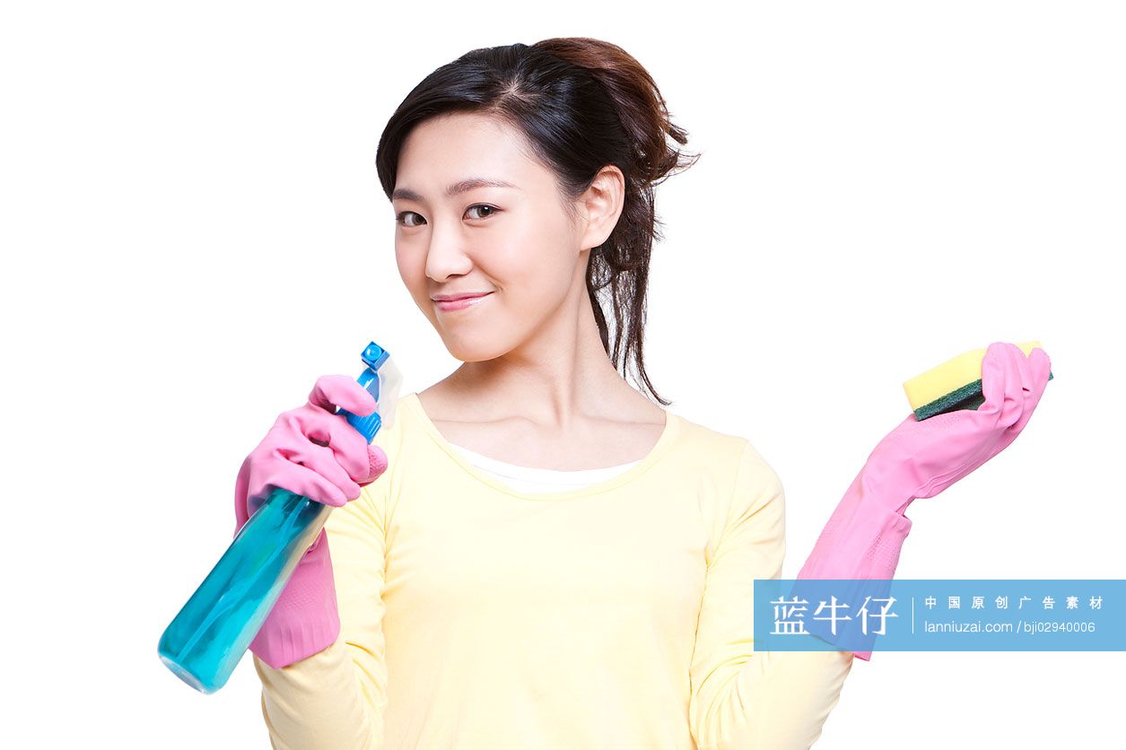 居家青年女性和洗涤剂