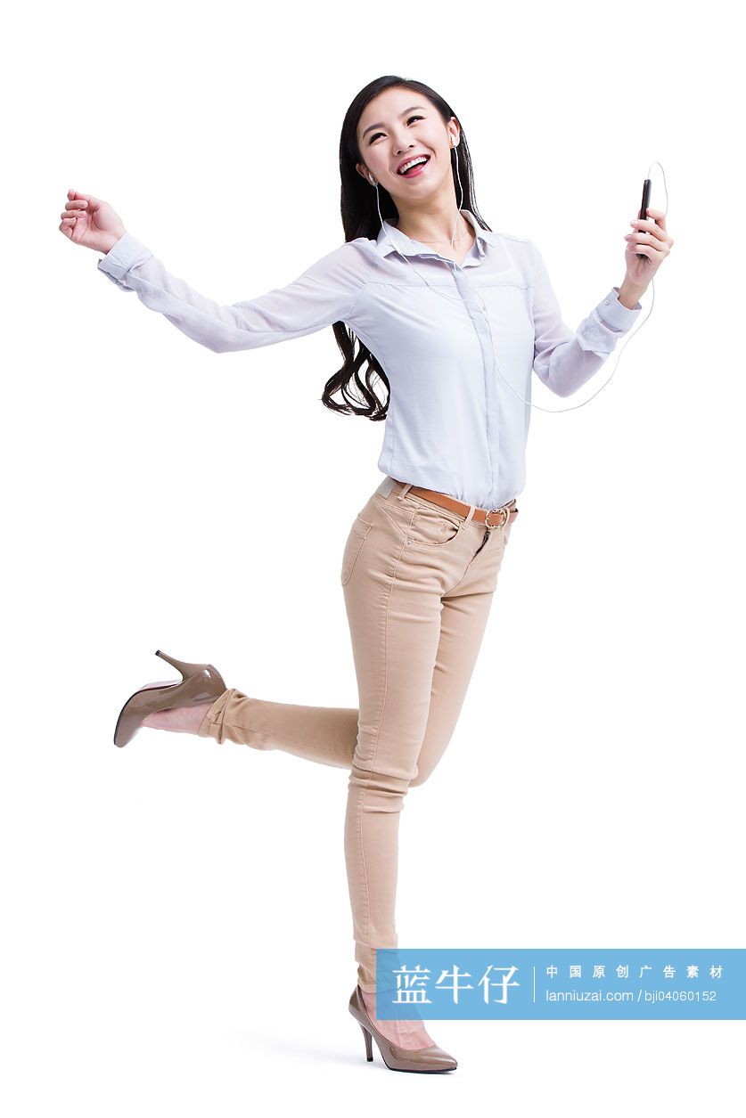 年轻女孩用手机听音乐