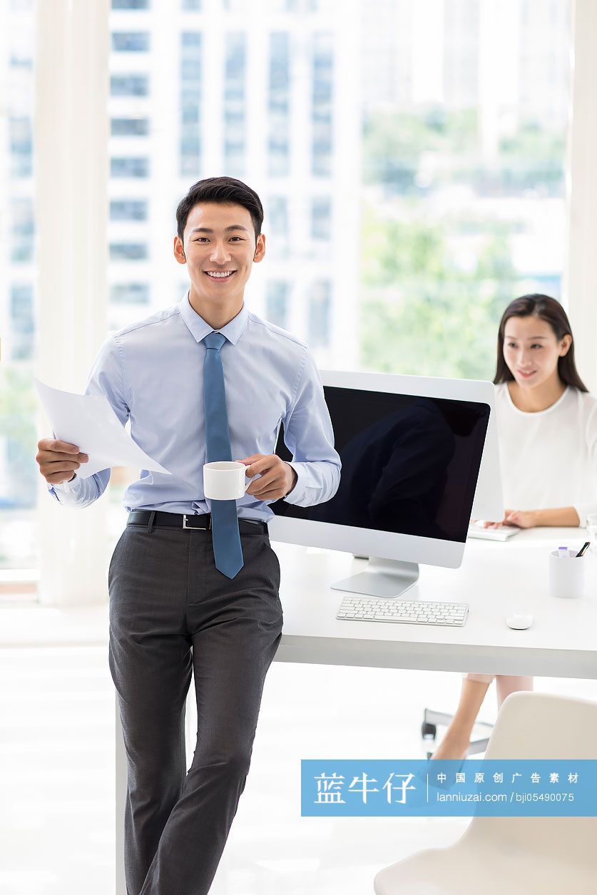 自信的年轻商务人士在办公室工作