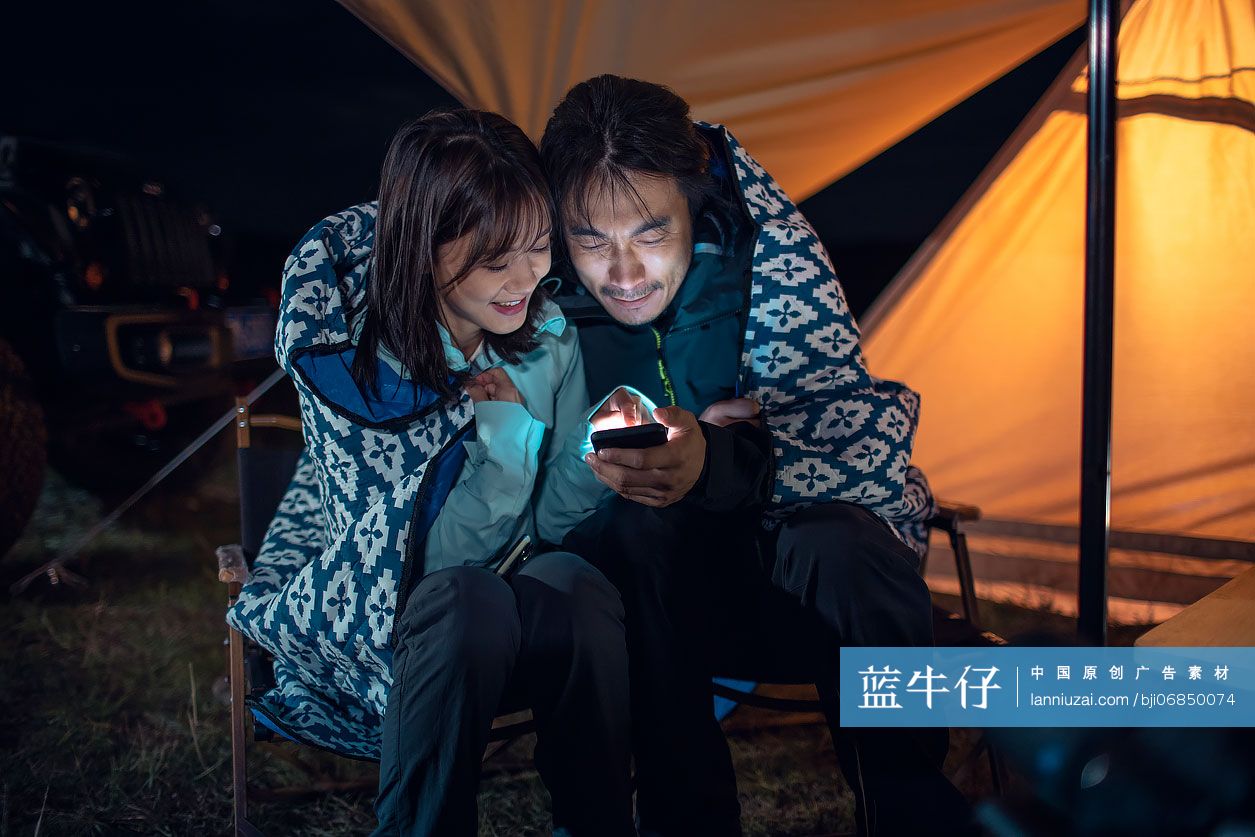 快乐的年轻情侣在户外露营-蓝牛仔影像-中国原创广告影像素材