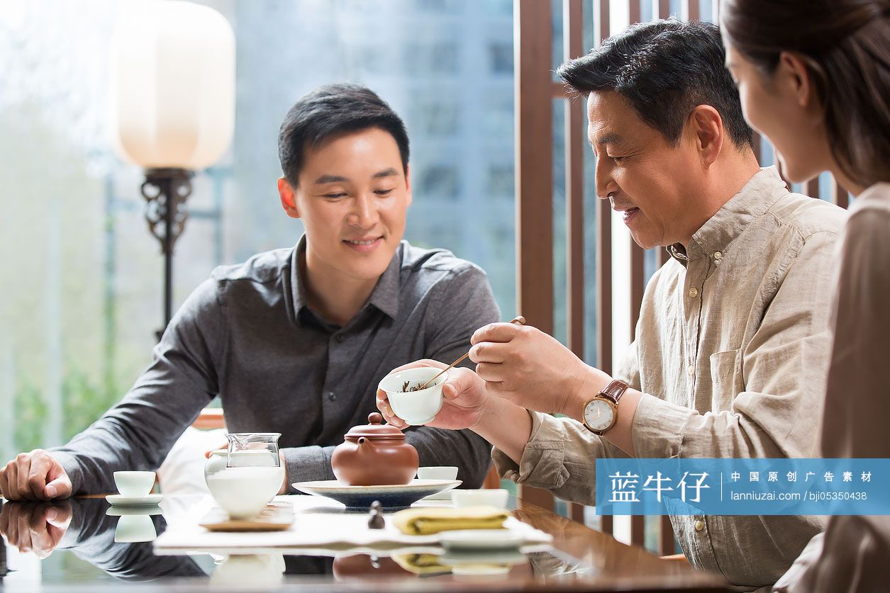 朋友们一起喝茶