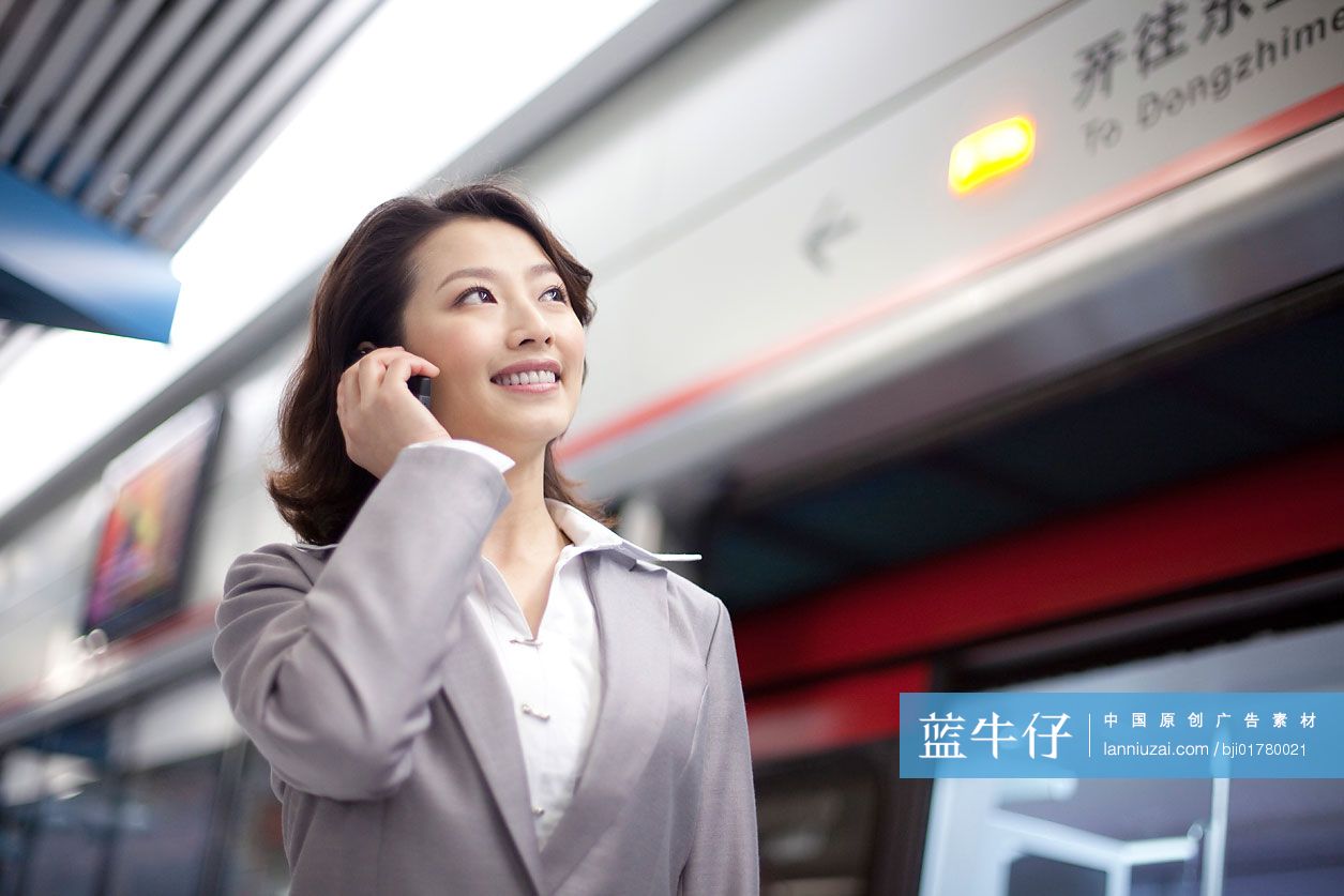 商务女士在地铁打电话