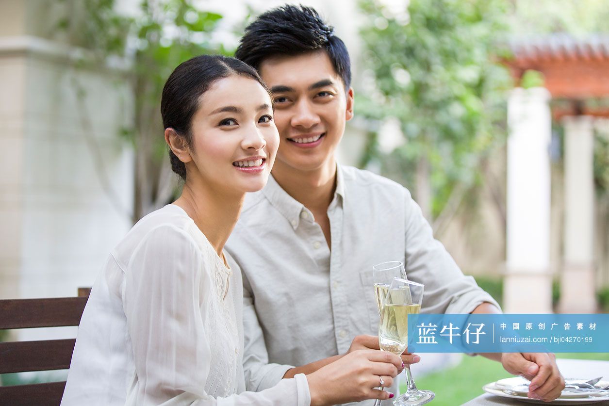 年轻夫妻喝香槟庆祝