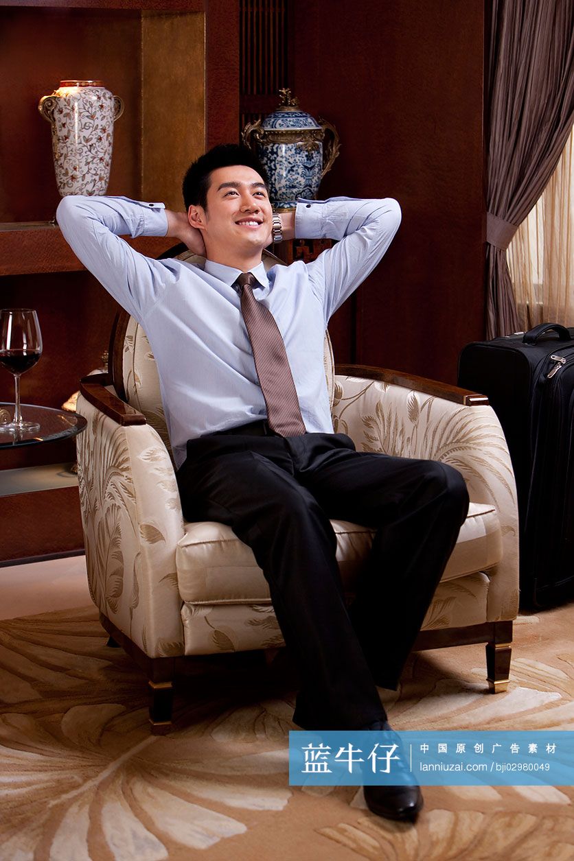 刚下榻酒店的商务男士