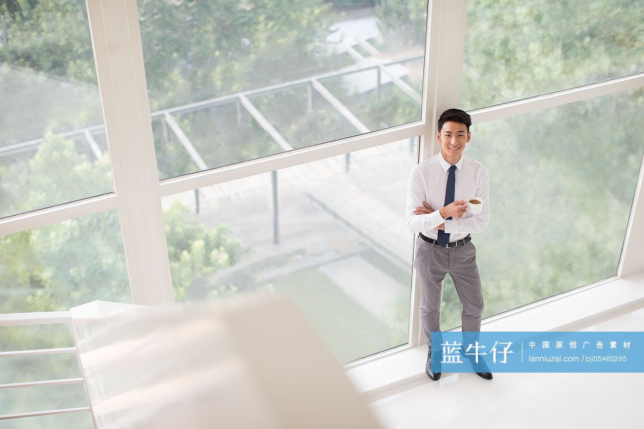 年轻商务男士喝咖啡
