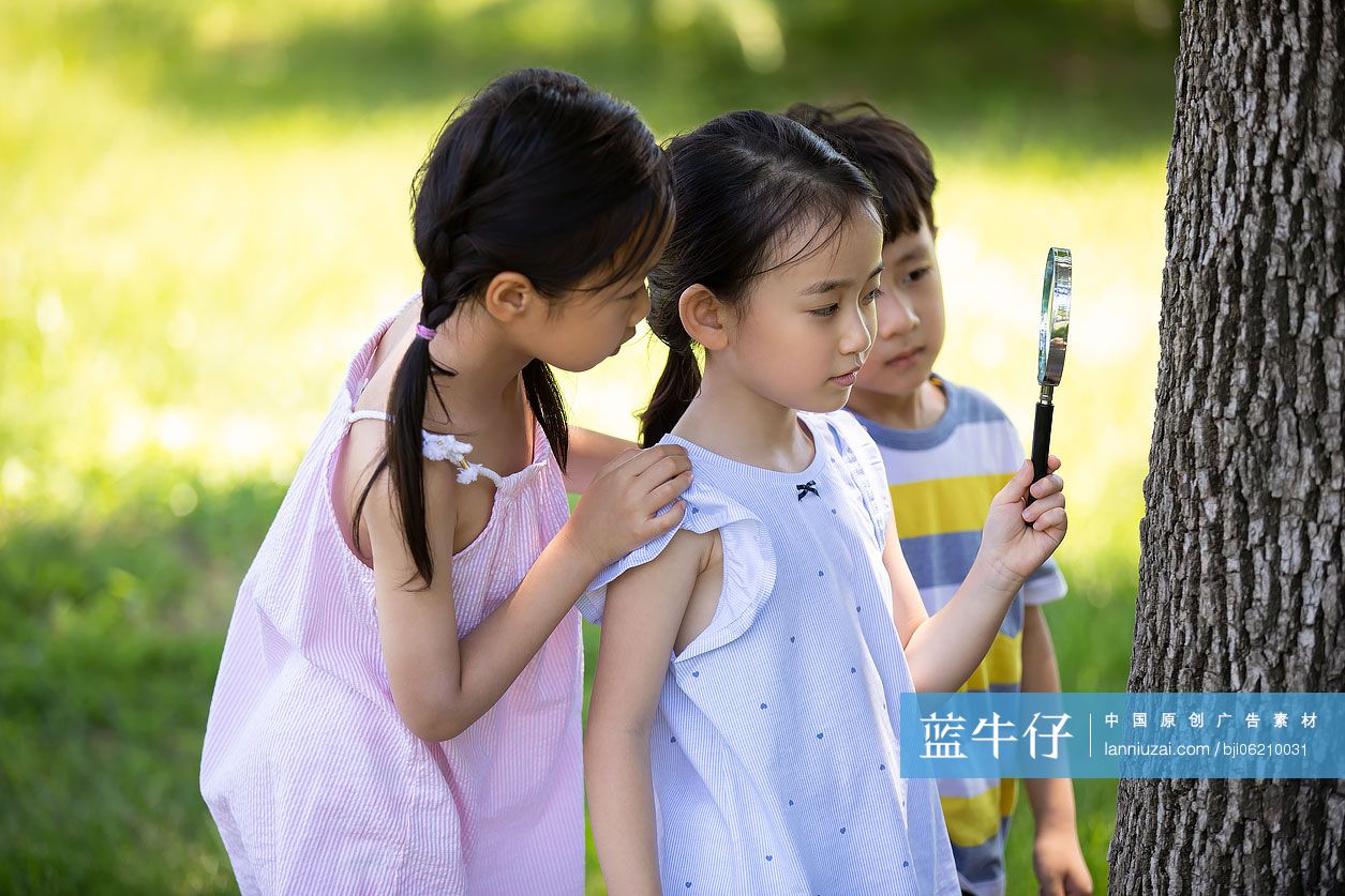 快乐的儿童在公园里玩耍