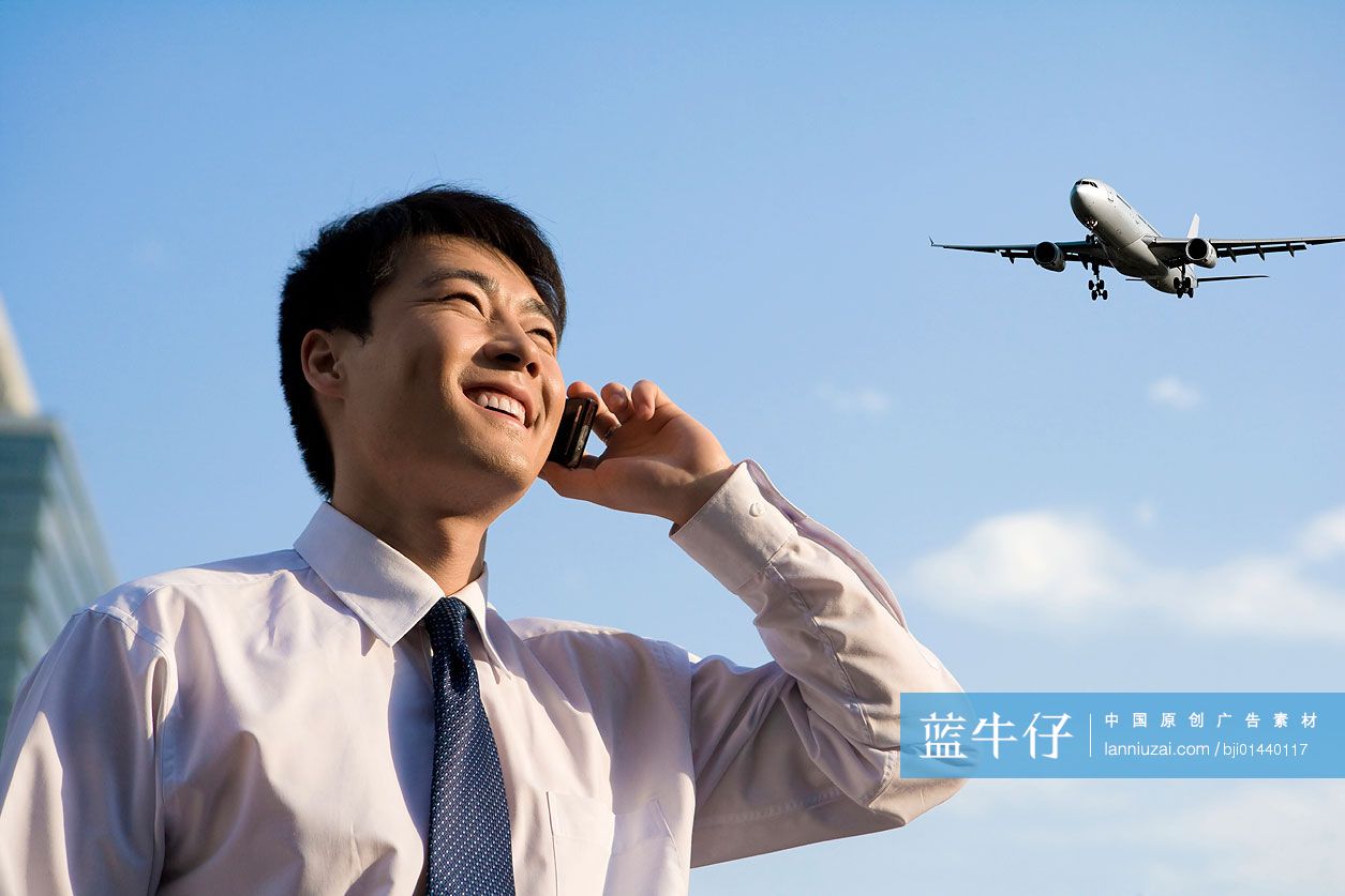 商务男士打电话