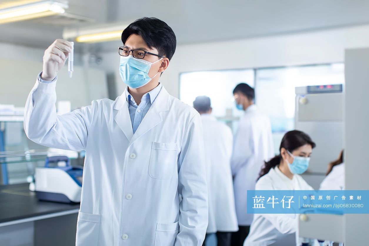 医学研究员在实验室工作