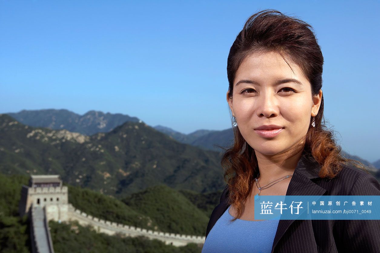 年轻女士在长城