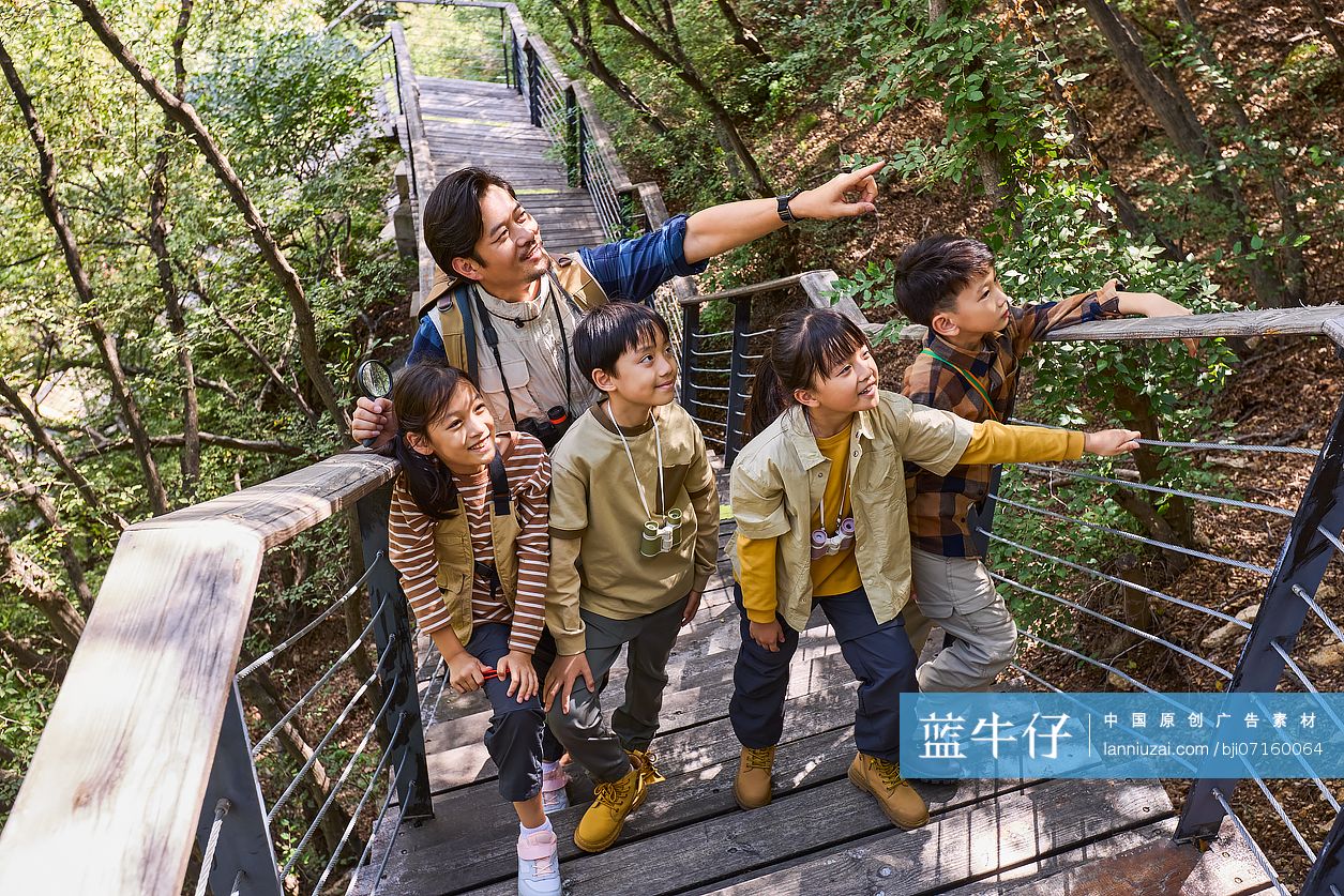 老师带学生在山间远足