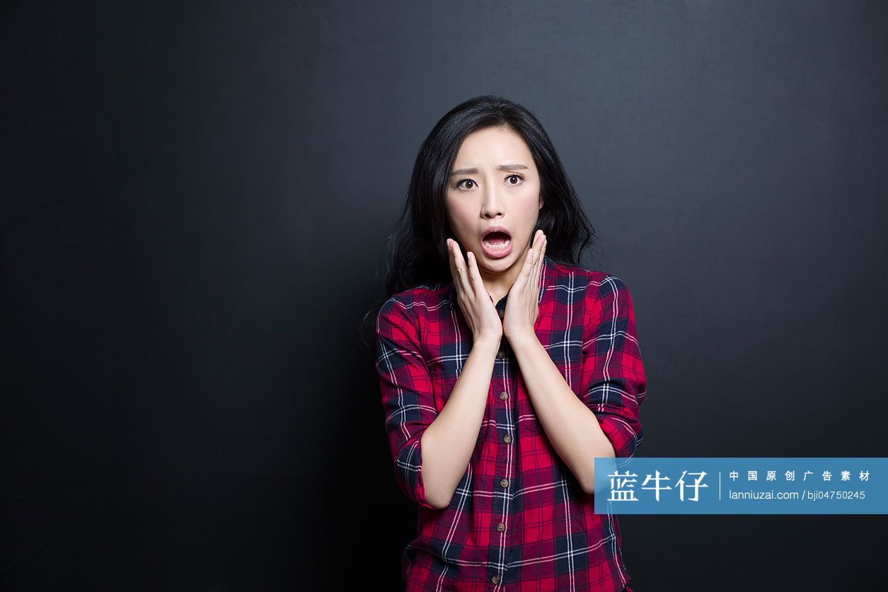 震惊的年轻女子