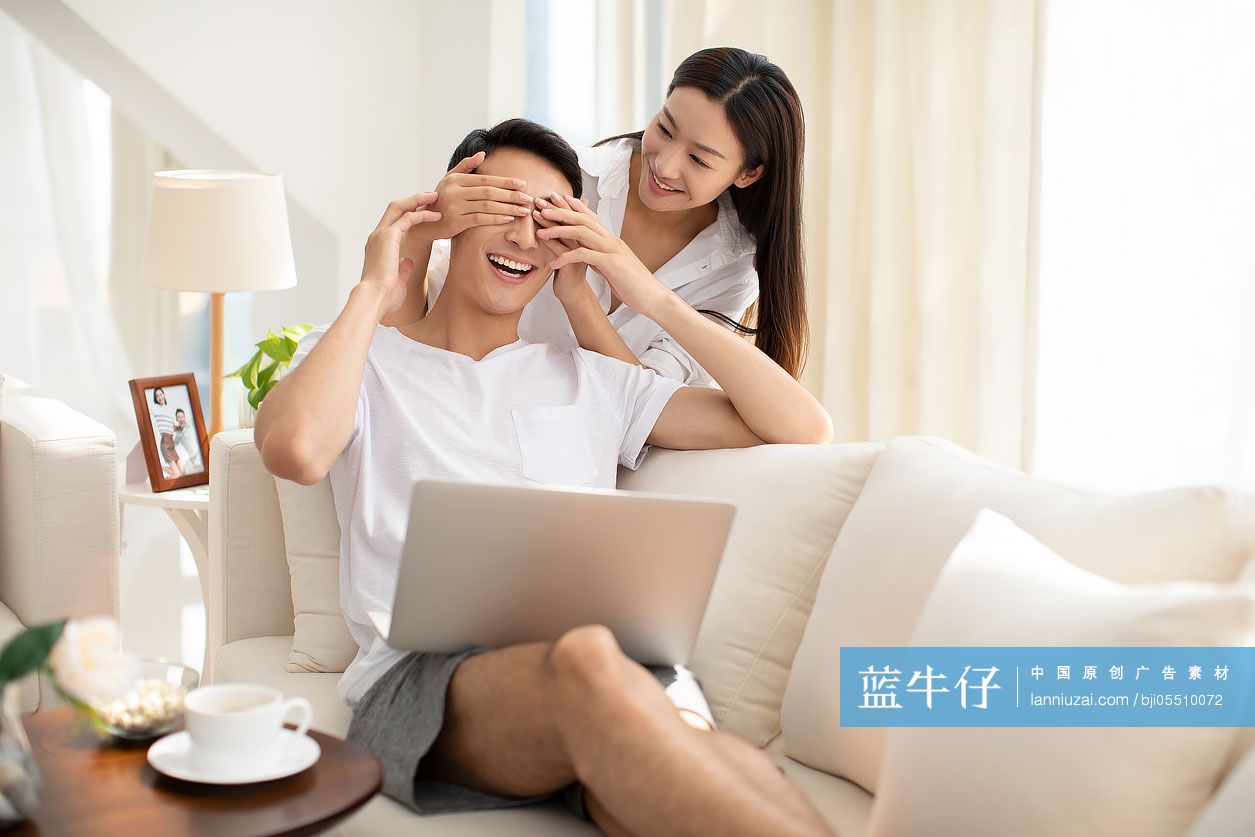 年轻情侣在家共享甜蜜时光-蓝牛仔影像-中国原创广告影像素材