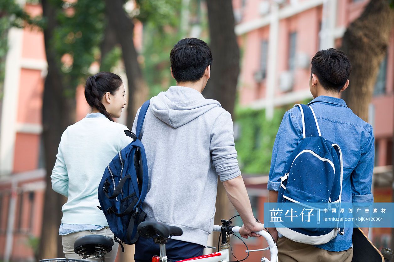 校园里的大学生同学