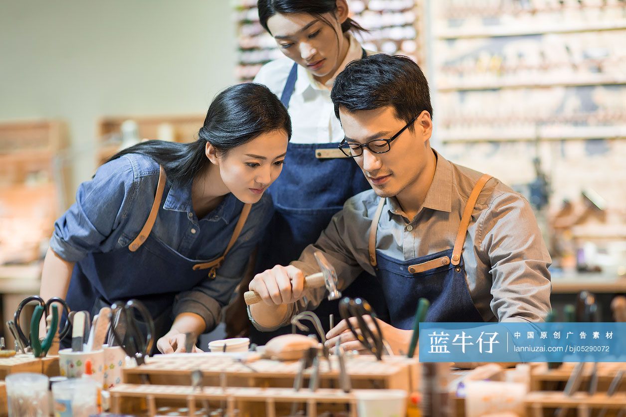 手工皮具匠人团队在工作室里工作