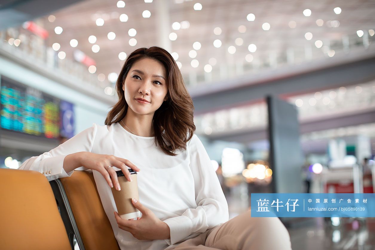 商务女士在机场候机