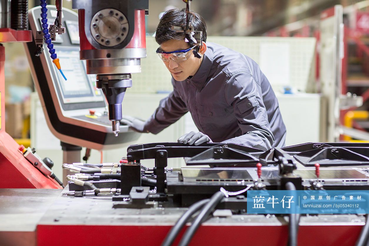 年轻工程师在工厂工作