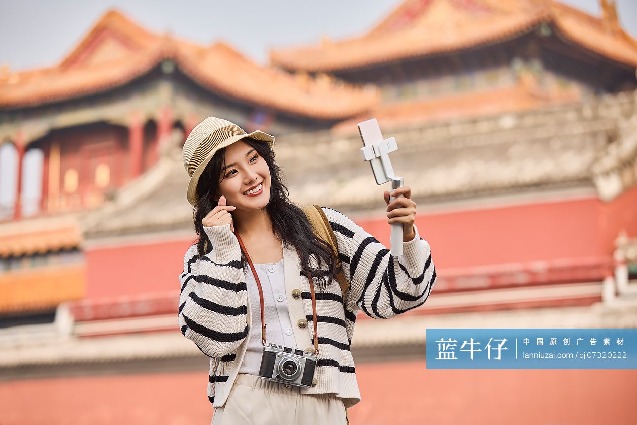 快乐的年轻女性在北京旅游