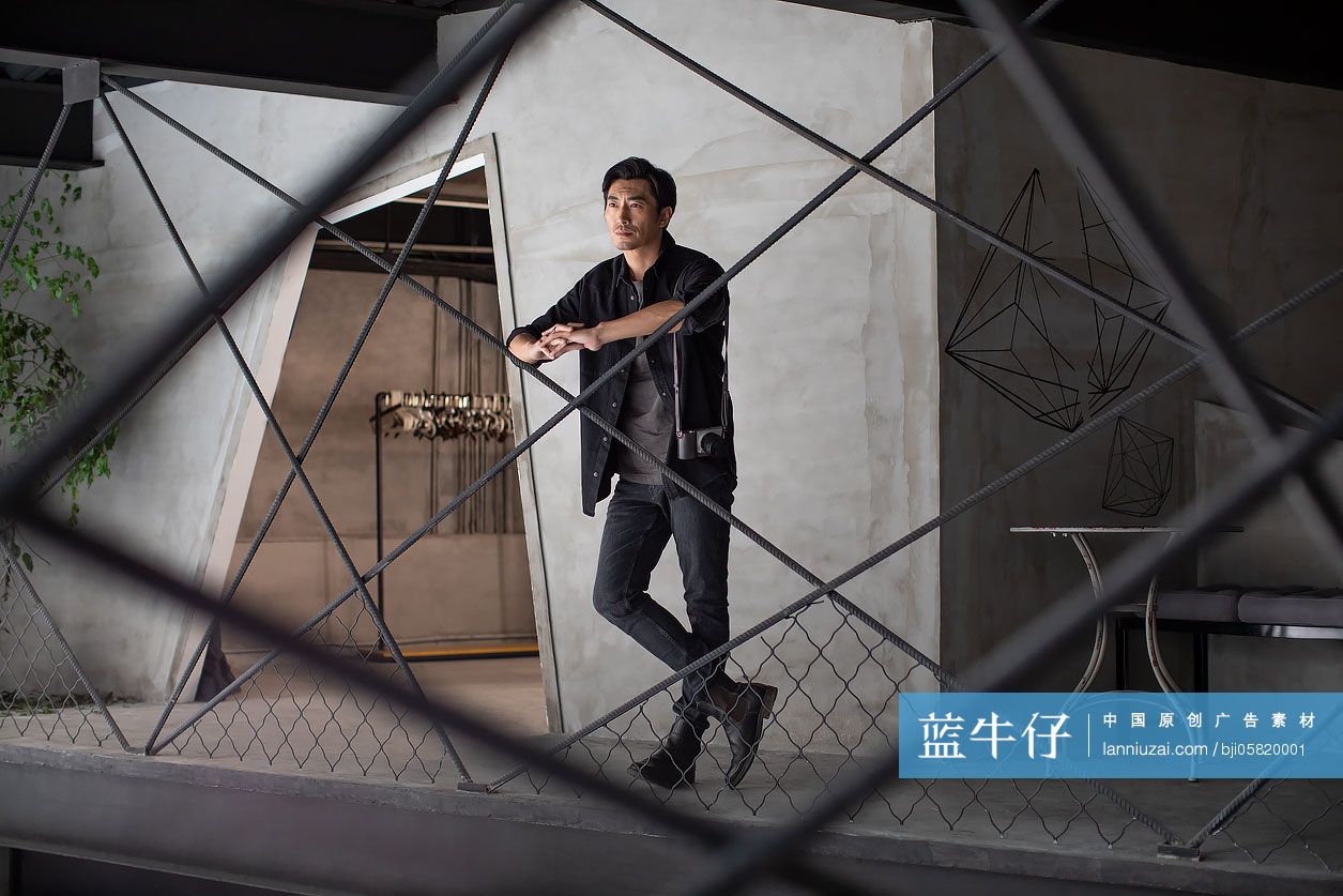 职业摄影师在工作室