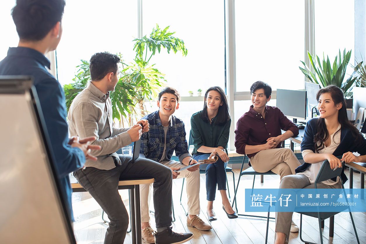 年轻大学生在教室讨论课题