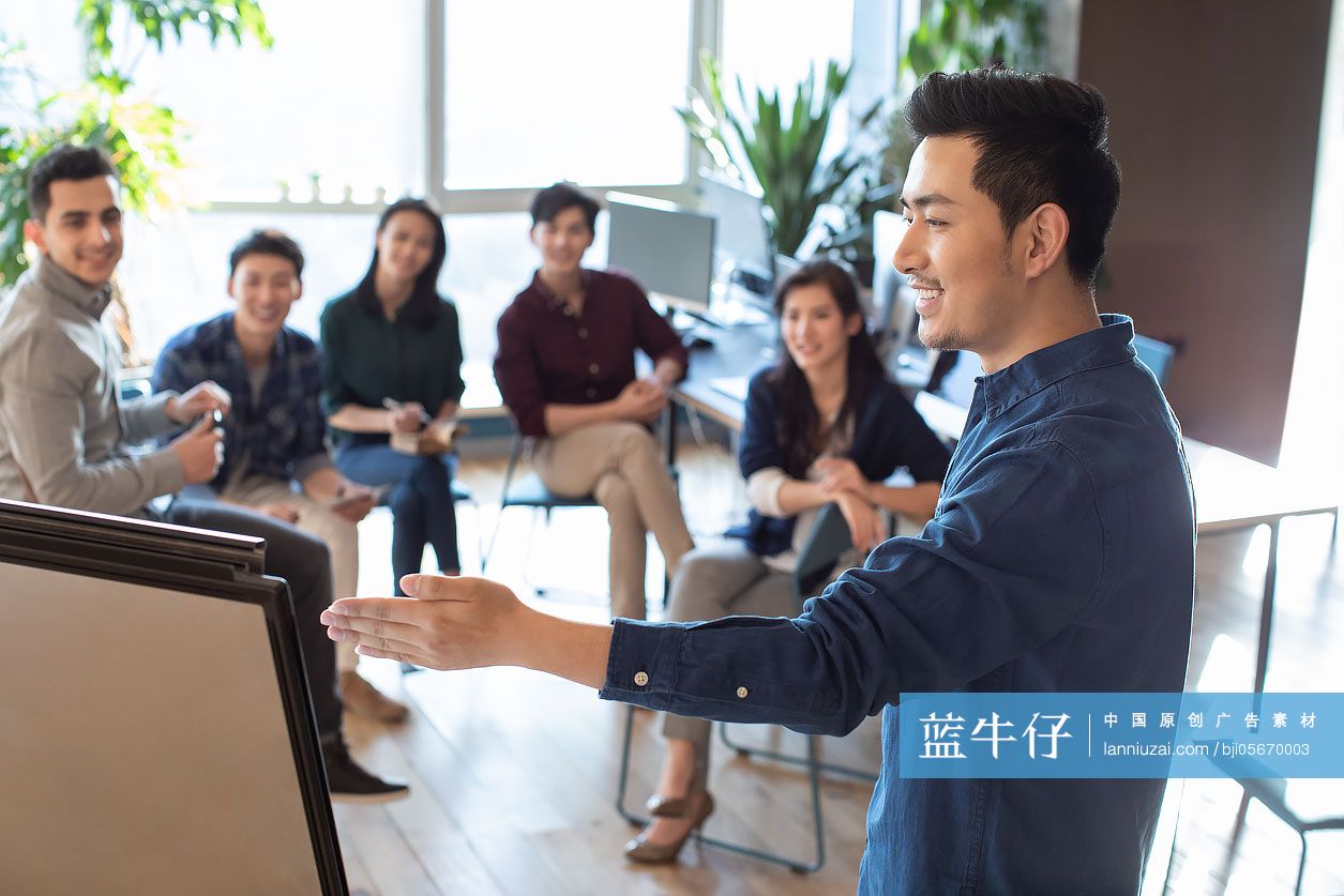 年轻大学生在教室和老师讨论课题