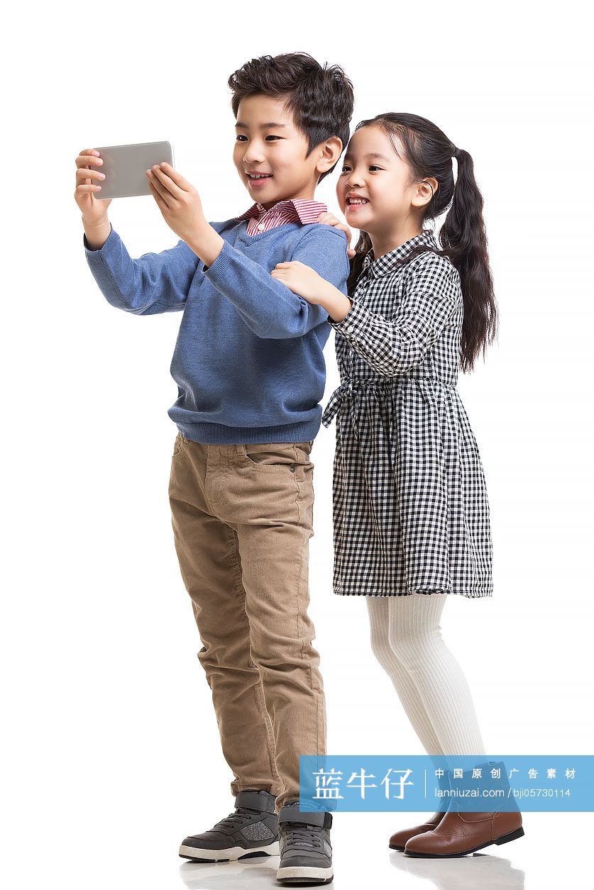 兄妹俩一起玩手机游戏