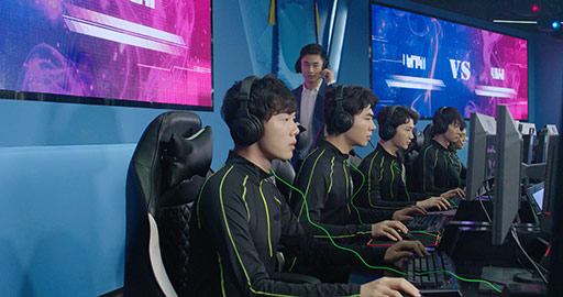 Young Chinese men playing esports,4K