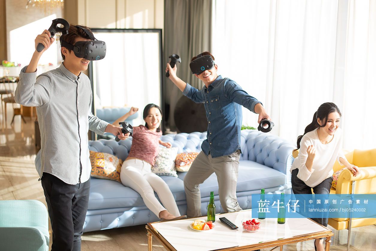 年轻人在家玩VR游戏