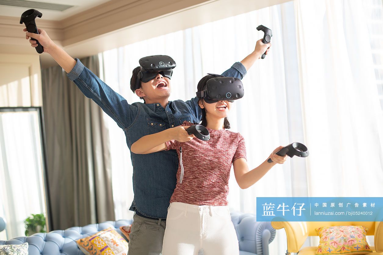 年轻情侣在家玩VR游戏-蓝牛仔影像-中国原创广告影像素材