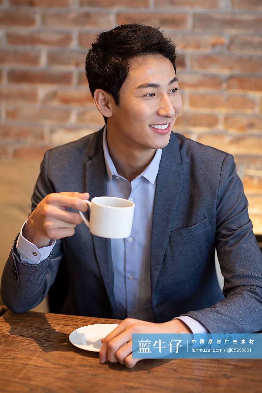 年轻商务男士在咖啡店喝咖啡