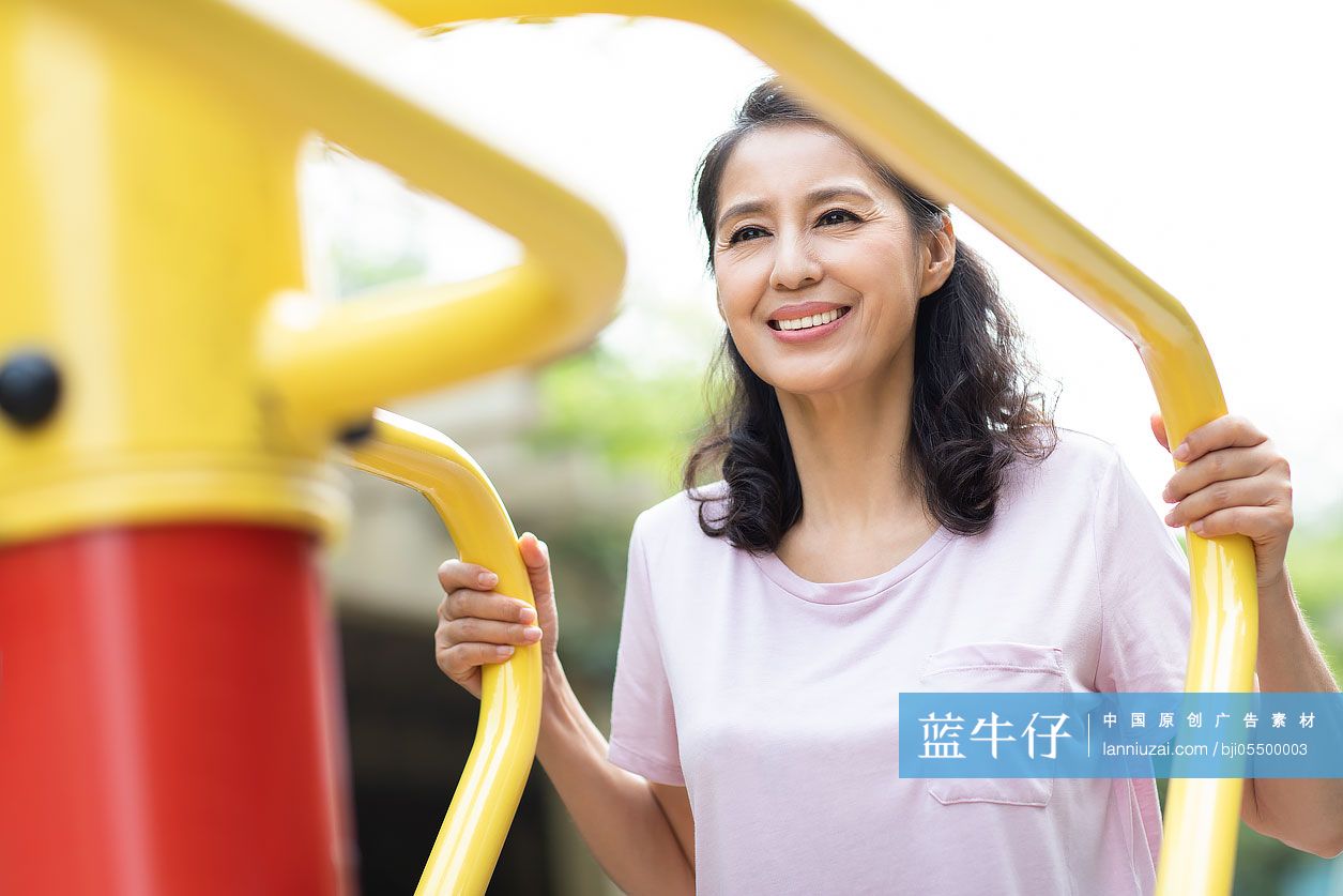 成熟女士在公园锻炼