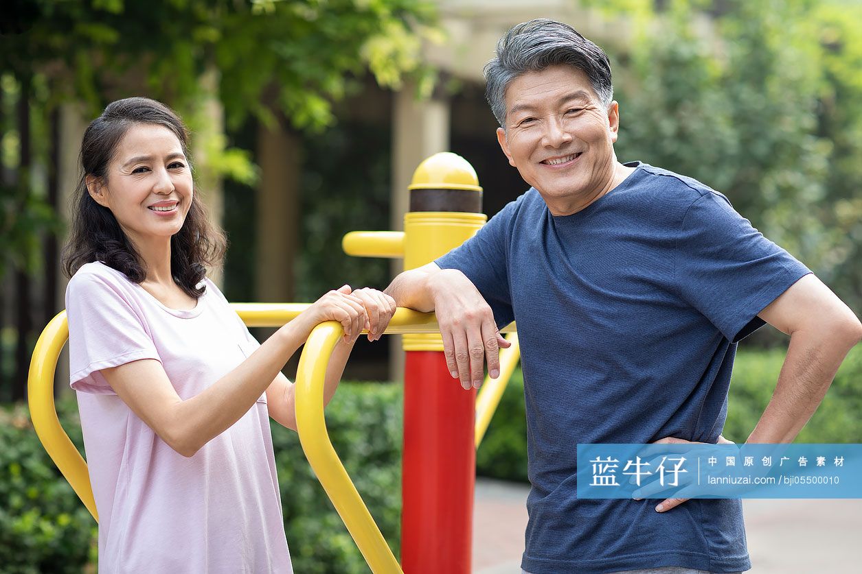 成熟夫妇在公园锻炼