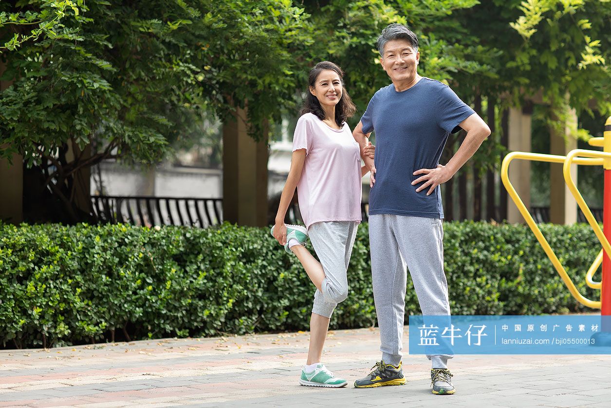 成熟夫妇在公园锻炼