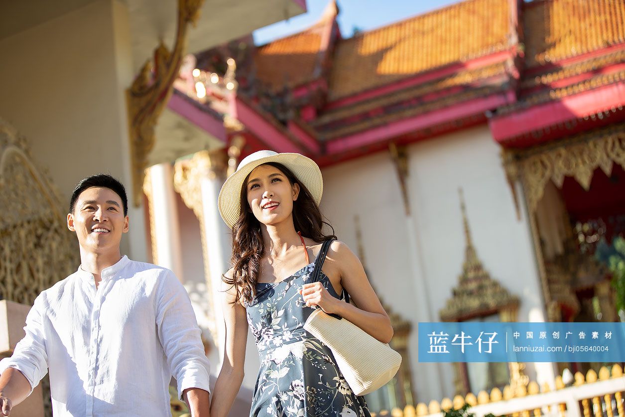 快乐的年轻情侣在泰国旅游度假-蓝牛仔影像-中国原创广告影像素材