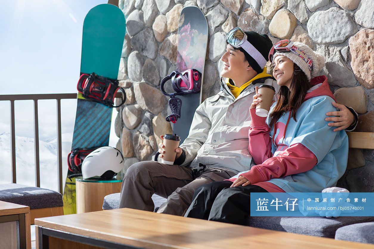 快乐的年轻情侣一起喝咖啡