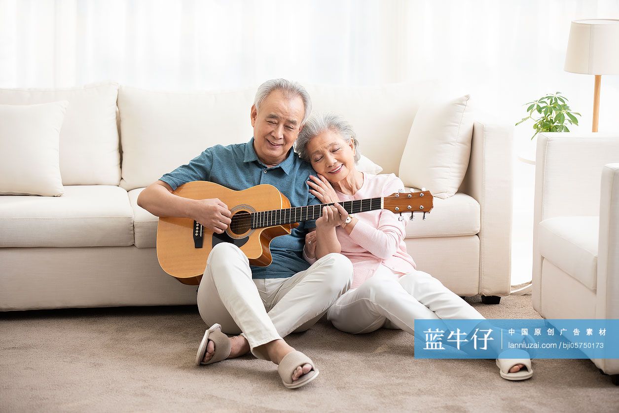 快乐的老年夫妇在客厅弹吉他-蓝牛仔影像-中国原创广告影像素材