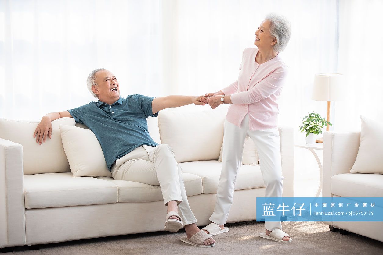 快乐的老年夫妇在客厅-蓝牛仔影像-中国原创广告影像素材