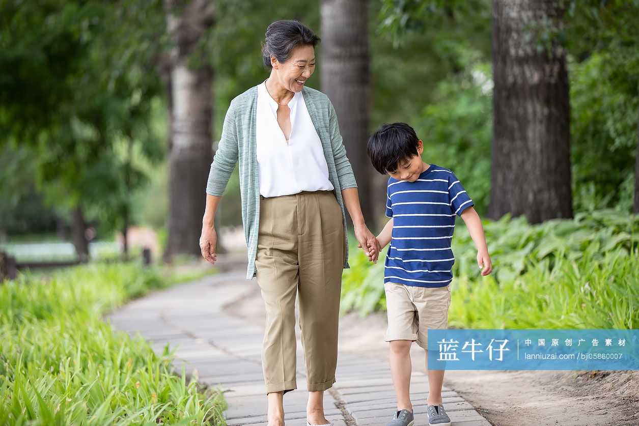 祖孙两人在公园散步