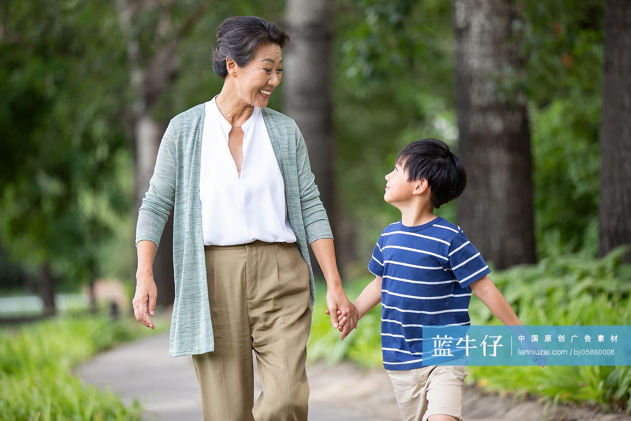 祖孙两人在公园散步