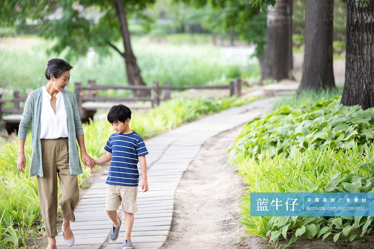 祖孙两人在公园散步