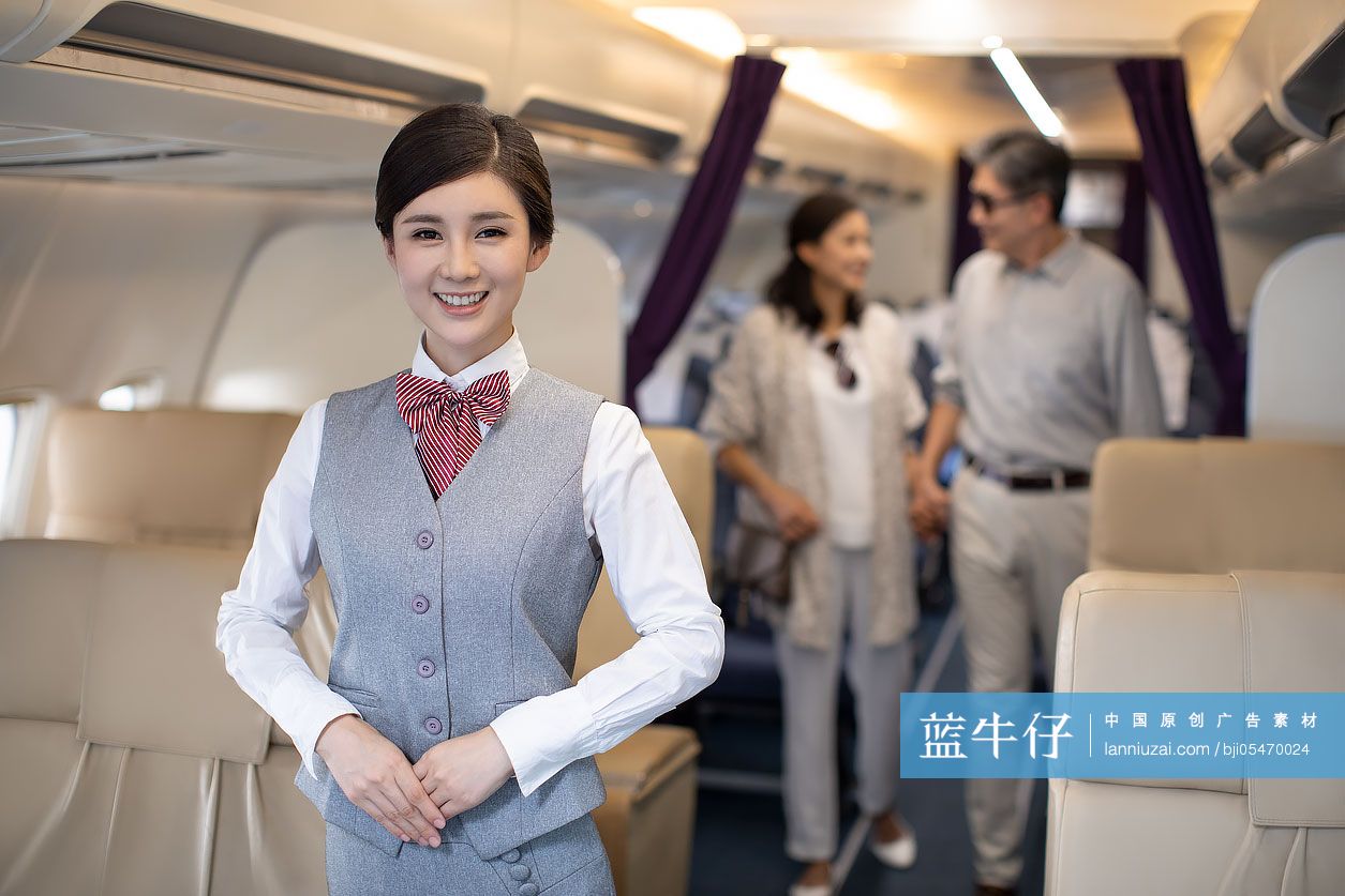 空姐和乘客在飞机上