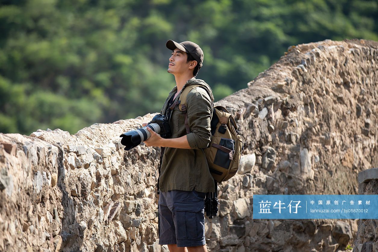 摄影师在村落里