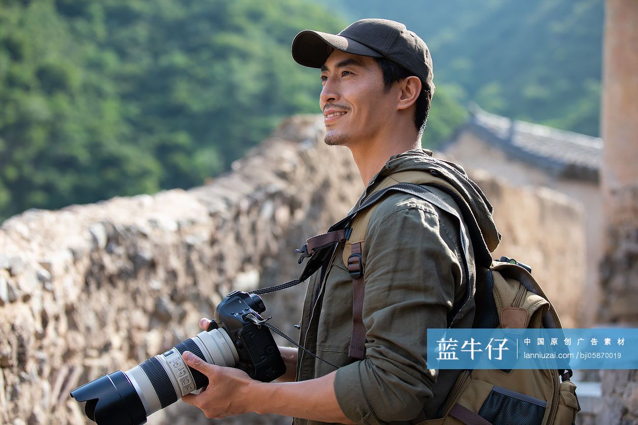 摄影师在村落里拍照