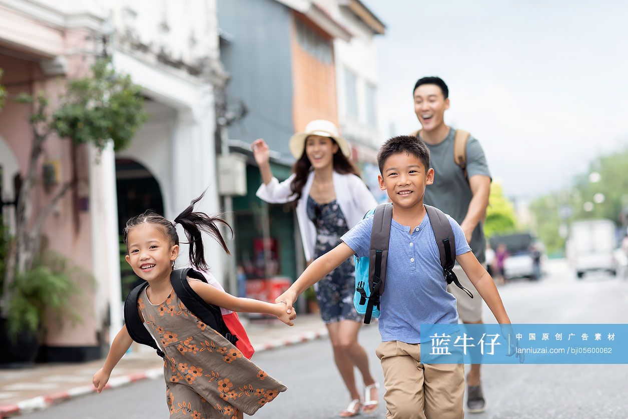 快乐年轻家庭旅游度假