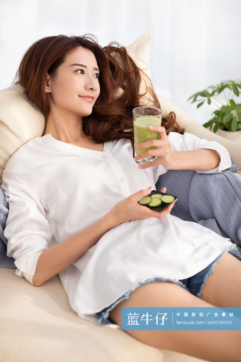 年轻女士喝果汁
