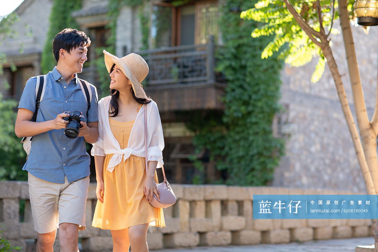 快乐年轻情侣旅游度假