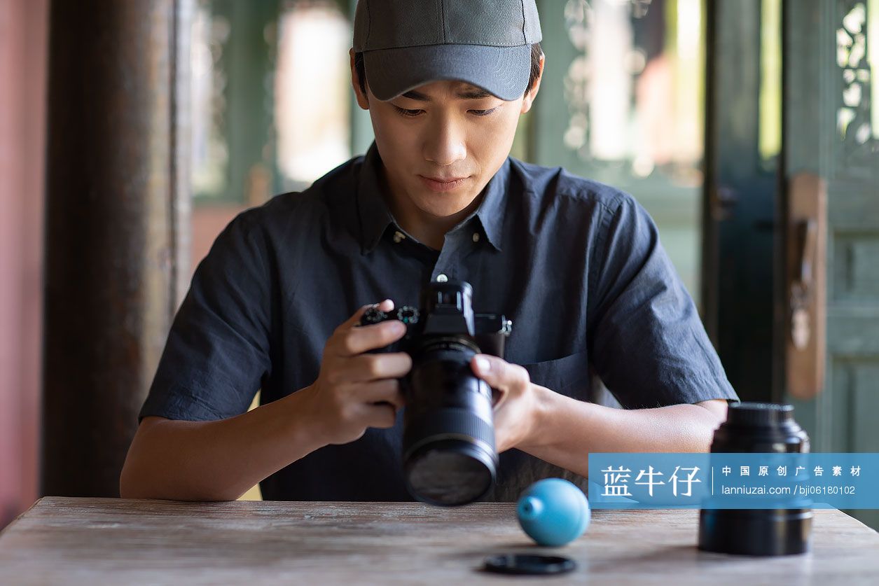 年轻摄影师查看相机里的照片